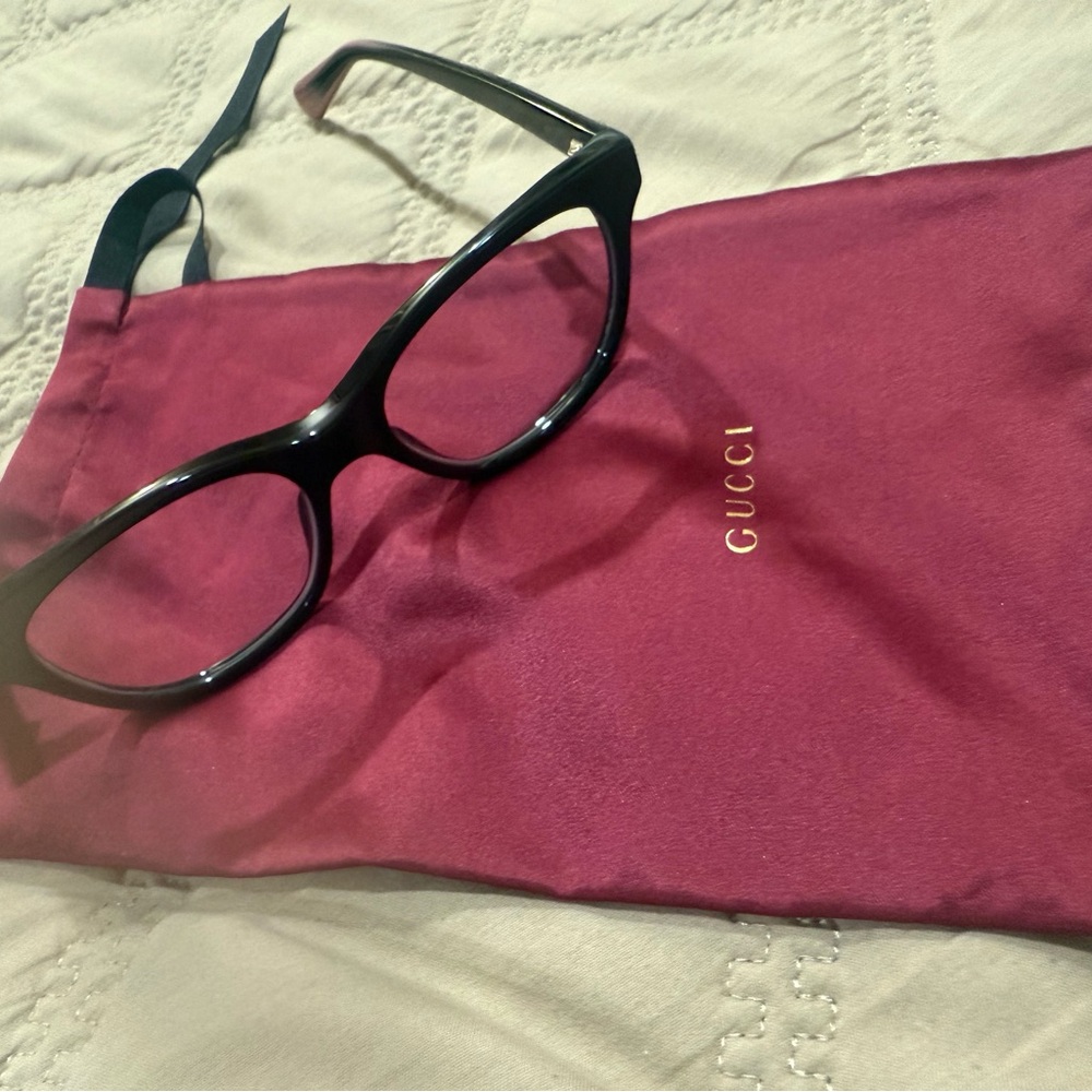 Gucci Women's Elegant Black Frames - image 4